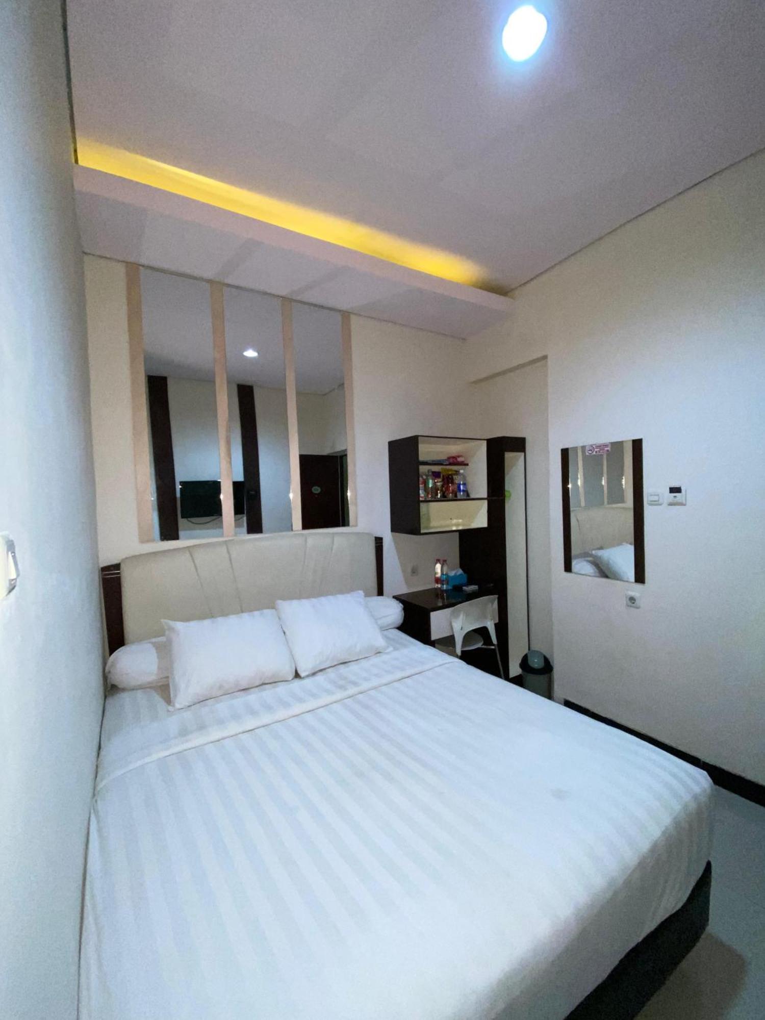 Dekost Madiun Hotel Екстериор снимка