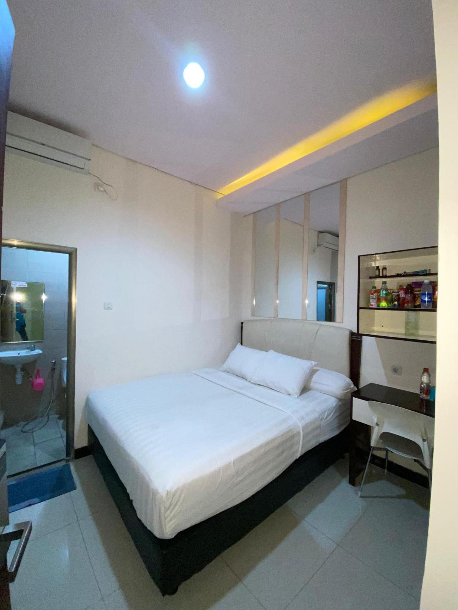 Dekost Madiun Hotel Екстериор снимка